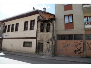 Sivas'ta 2 metre genişliğindeki 2 katlı bina dikkati çekiyor