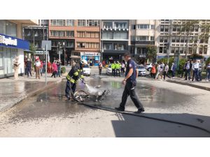 Eskişehir'de polise yakalanan ehliyetsiz sürücü motosikletini ateşe verdi