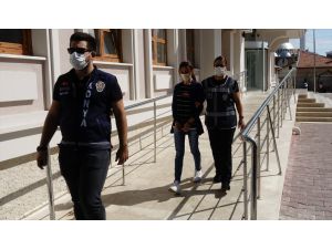 GÜNCELLEME - Konya'da birlikte yaşadığı kişiyi bıçakla öldüren kadın adliyeye sevk edildi