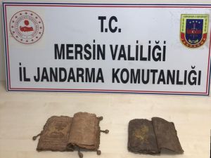 Mersin'de tarihi eser niteliği taşıdığı değerlendirilen 2 kitap ele geçirildi