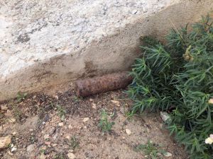 Uşak'ta bahçe duvarı inşaatında patlamamış eski top mermisi bulundu