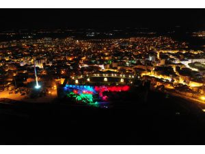 Nevşehir Kalesi'ne ışıklarla Azerbaycan ve Türk bayrağı yansıtıldı