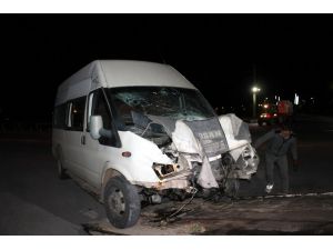 Aksaray'da işçi servisi ile otomobil çarpıştı: 6 yaralı
