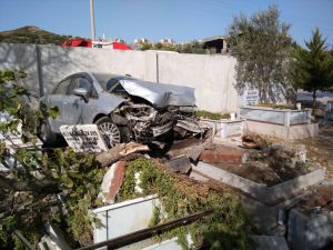 İzmir'de yoldan çıkan otomobil mezarlığa girdi