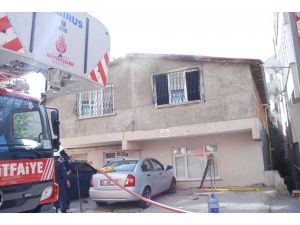 Ataşehir'de yanan evde mahsur kalan anne ve 2 çocuğunu vatandaşlar kurtardı