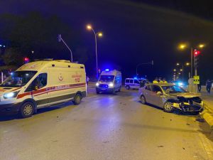 Sakarya'da minibüs ile otomobil çarpıştı: 9 yaralı