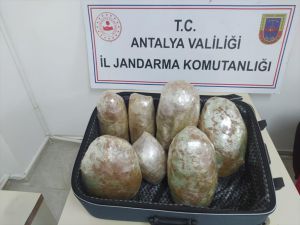 Antalya'da valizinde 25 kilogram uyuşturucu ele geçirilen zanlı tutuklandı