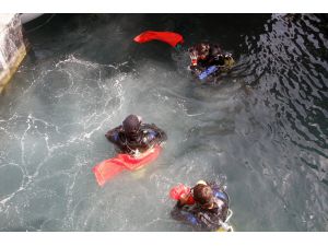 Fethiye'de dalgıçlar denizin dibini temizledi