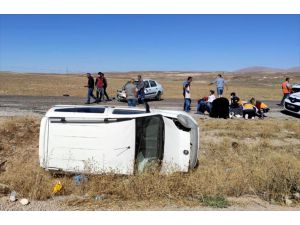 Sivas'ta hafif ticari araç otomobille çarpıştı: 5 yaralı