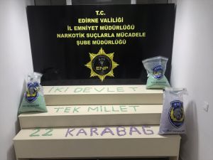 Edirne polisi ele geçirdiği uyuşturucuyla "İki devlet tek millet" yazarak Azerbaycan'a destek verdi