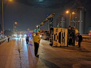 İstanbul'da devrilen tırın sürücüsü yaralandı