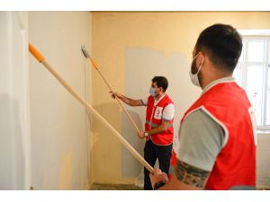 Türk Kızılay gönüllüleri Emine ninenin evini boyayarak güzelleştirdi
