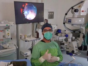 Manisa'da görme kaybı yaşayan hastaya eş zamanlı operasyon yapıldı