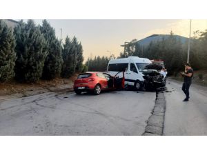Kocaeli'nde servis aracıyla çarpışan otomobildeki 2 kişi yaralandı