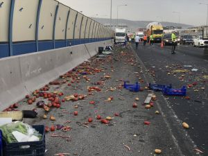 İzmir'de meyve ve sebze yüklü kamyonet kamyona çarptı: 1 yaralı