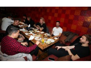 Beşiktaşlı futbolculara Japon restoranında yemek