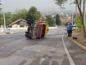 Kocaeli'de devrilen su tankerinin sürücüsü yaralandı