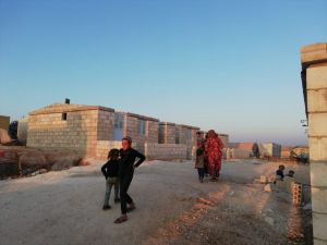 Dünya Şehit Çocukları Vakfından İdlib'e briket ev
