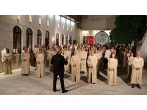 Antakya Medeniyetler Korosu Azerbaycan için söyledi