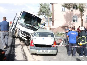 GÜNCELLEME - Niğde'de midibüs ile otomobil çarpıştı: 1 ölü, 1 yaralı