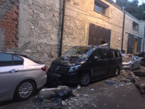 İzmir'de sağanak nedeniyle çöken duvar 5 araçta hasara neden oldu