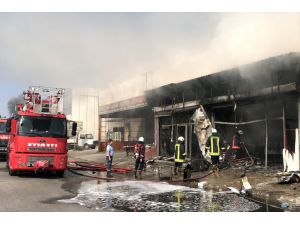 Mersin'de sanayi sitesinde çıkan yangında 4 iş yeri ve 4 araçta hasar oluştu