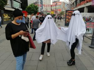 Karabük'te "hayalet" kostümüyle Kovid-19 uyarısı yapıldı