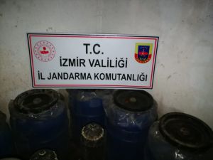 İzmir'de kaçak içki üretilen depoya düzenlenen baskında bir kişi gözaltına alındı