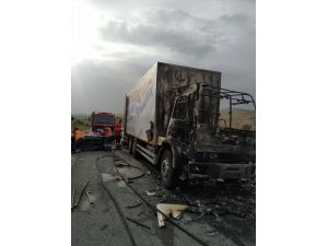 Kırıkkale'de eşya yüklü kamyon yandı