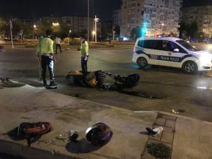 İzmir'de refüje çarpan motosikletteki 2 kişi yaralandı