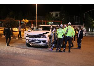 Manisa'da pikap ile hafif ticari araç çarpıştı: 7 yaralı