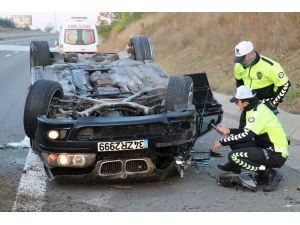 Anadolu Otoyolu'nda lastiği patlayan otomobil takla attı: 4 yaralı