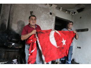 Küle dönen evde çekmecedeki Türk bayrakları yanmadı