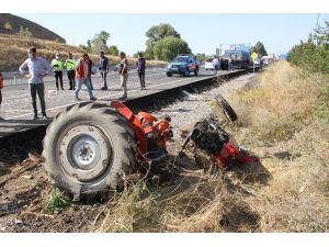 Sivas'ta ikiye bölünen traktördeki baba ve oğlu ağır yaralandı