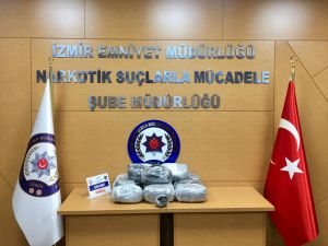 İzmir'de 12 kilo uyuşturucunun ele geçirildiği operasyonda 5 kişi yakalandı