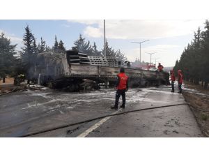 Bursa-İzmir kara yolunda kamyona çarpan tır yandı