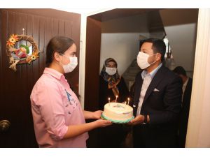 Nevşehir Belediyesince 18 yaşına giren gençlere pasta ve hediyeler veriliyor
