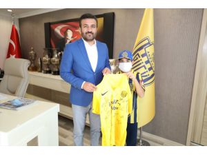 MKE Ankaragücü'nden lenfoma hastası minik taraftara forma jesti