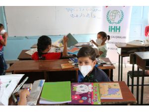 İHH’den Afrin’deki 2 bin 500 öğrenciye kırtasiye desteği