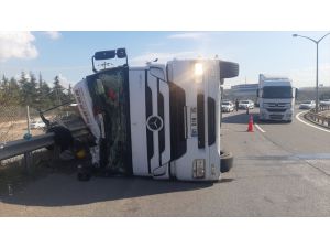Kocaeli'de levha yüklü tır devrildi: 3 yaralı