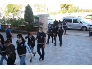 Aydın'da başkasına ait evi satmaya çalıştığı iddia edilen 6 kişi suçüstü yakalandı