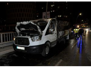 Adana'da koltuk yüklü kamyonet seyir halindeyken yandı