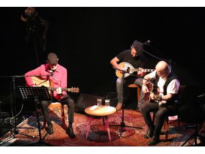 İlhan Şeşen ve Vedat Sakman "Akustik Hikayeler" konserinde sahne aldı