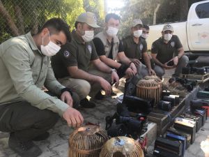 Gaziantep'te kaçak avcılıkta kullanılan ses cihazları ve kafesler imha edildi