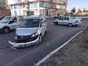 Kars'ta hafif ticari araç ile otomobil çarpıştı: 1'i bebek 4 yaralı
