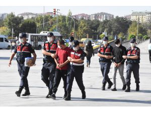 Kayseri'de villalardan hırsızlık yapan 2 zanlı tutuklandı