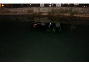 Adana'da otomobil sulama kanalına düştü