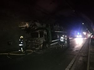 Sabuncubeli Tüneli'nde otomobil taşıyan kamyon yandı
