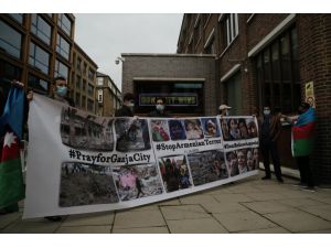 İngiltere'deki Azerbaycan Türkleri, Ermenistan'ın Azerbaycan'daki sivillere yönelik saldırısını protesto etti