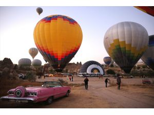 Sıcak hava balonları Kapadokya'ya renk katıyor